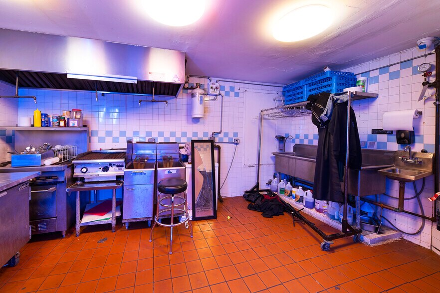 More Photos Of 990 Broadway, Brooklyn Bar For Lease