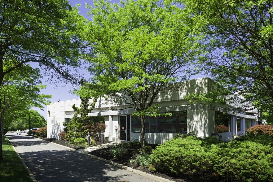 More Photos Of 135-175 Froehlich Farm Blvd, Woodbury Unknown For Lease