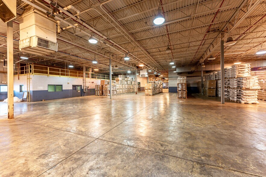 More Photos Of 200 Universal Dr, Centerville Distribution For Lease