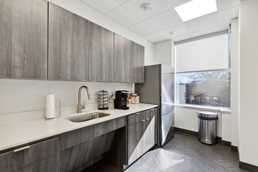 More Photos Of 3303 Lee Pky, Dallas Office For Lease