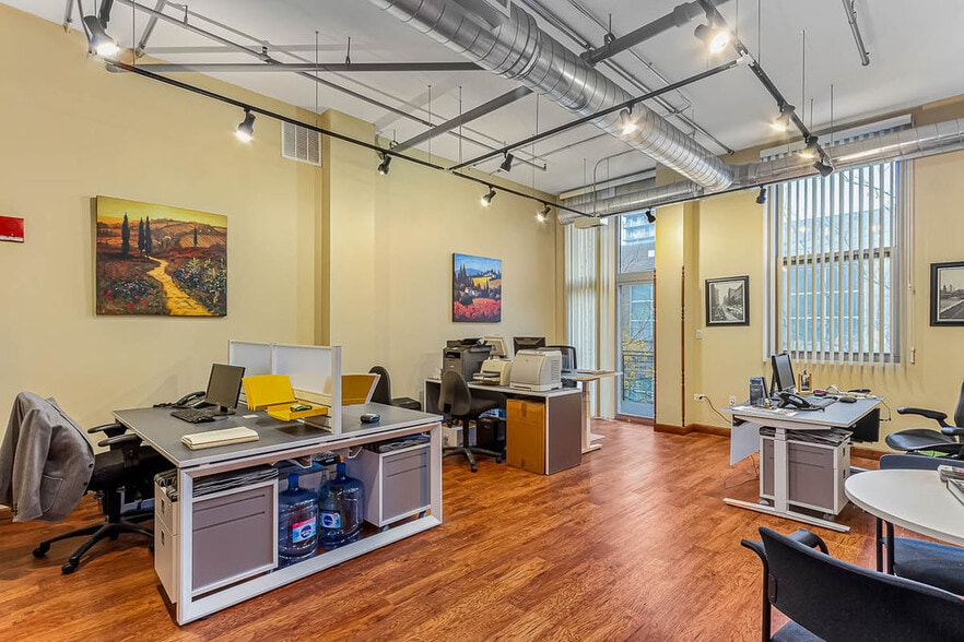 More Photos Of 824 W Superior St, Chicago Office Residential For Sale