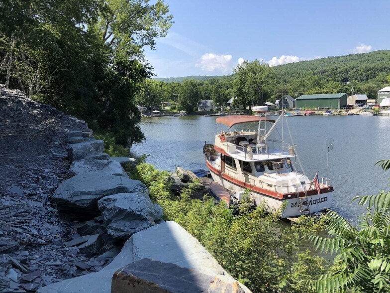 More Photos Of 76 Williams st, Whitehall Flex For Sale