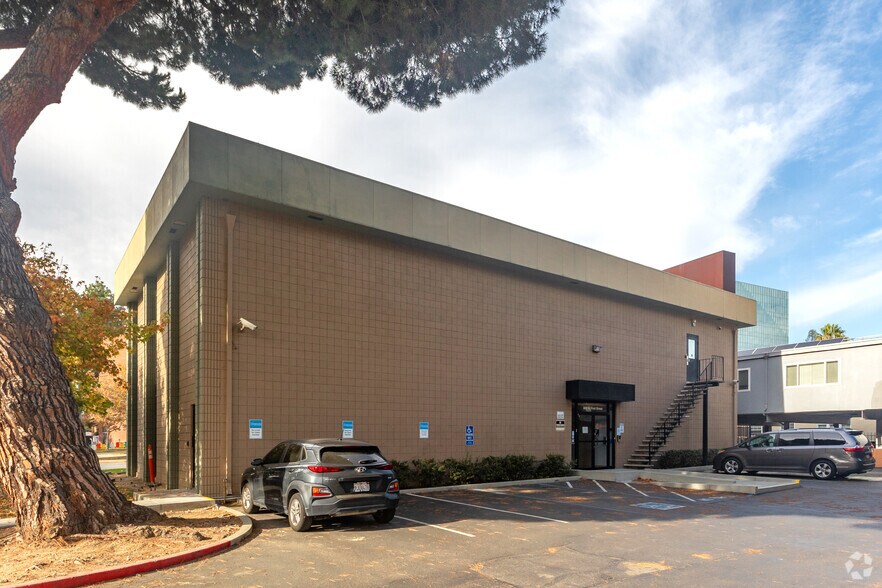 More Photos Of 800 N 1st St, San Jose Office For Lease