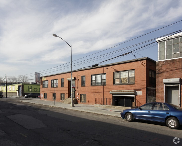 More Photos Of 3149 Higgins St, Flushing Warehouse For Lease