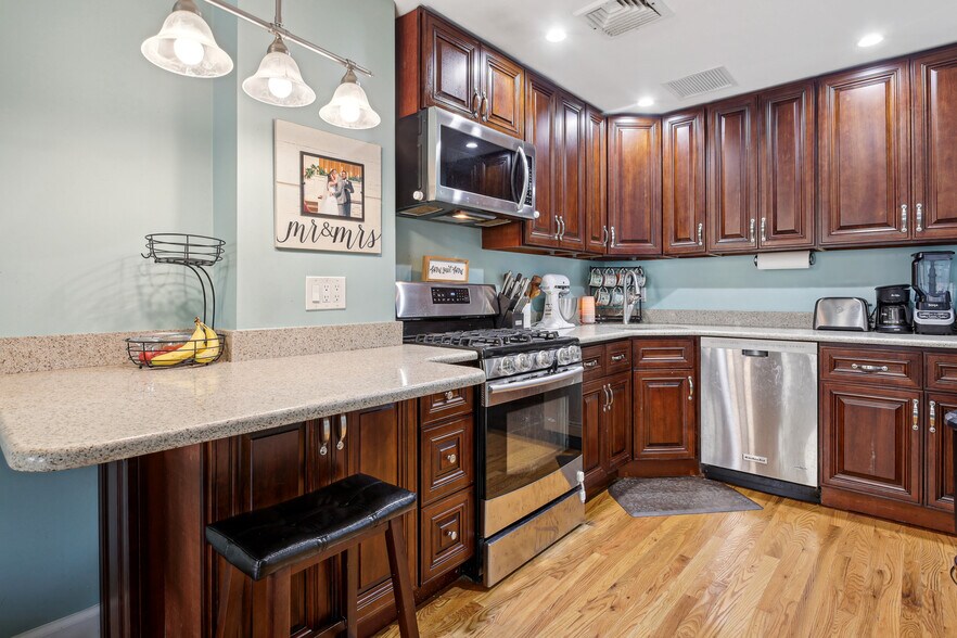 More Photos Of 236 W 72nd St, New York Office Residential For Sale