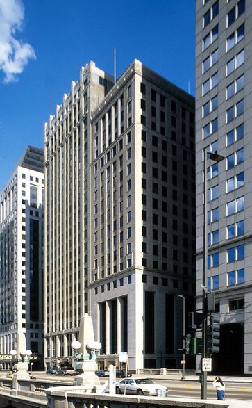 More Photos Of 211 W Wacker Dr, Chicago Office For Lease