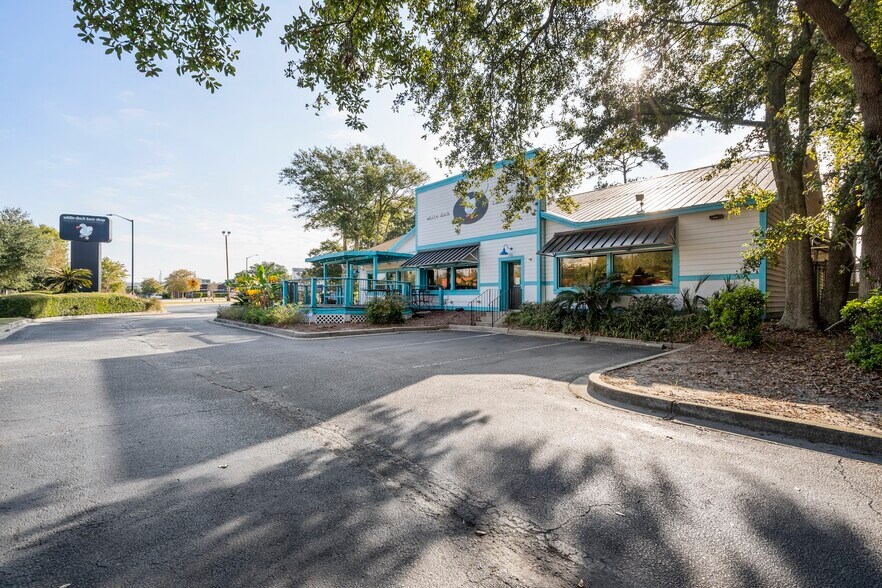 More Photos Of 341 Johnnie Dodds Blvd, Mount Pleasant Restaurant For Sale