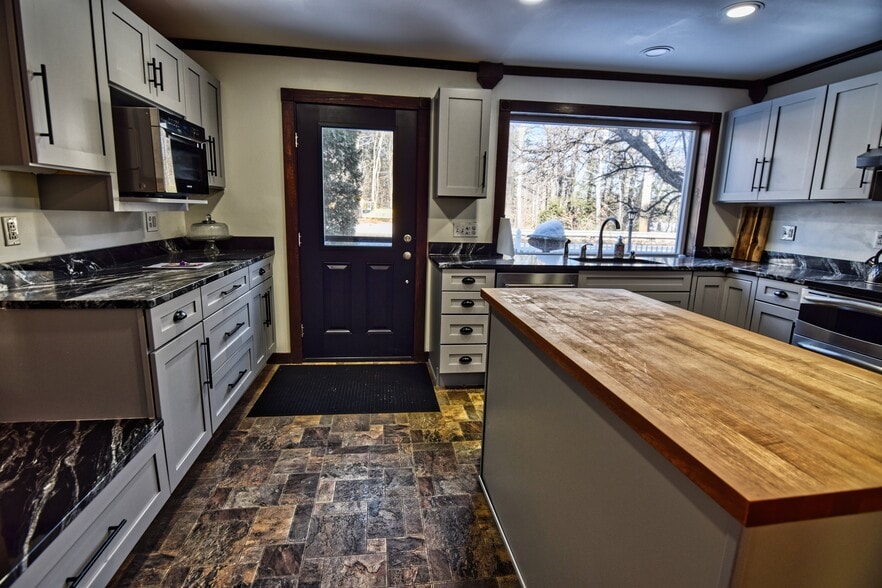 More Photos Of 27 Route 25, Plymouth Hospitality For Sale