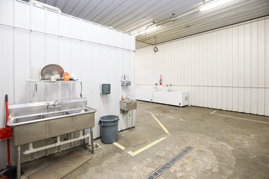 More Photos Of 1516 Ohio St, Des Moines Warehouse For Lease
