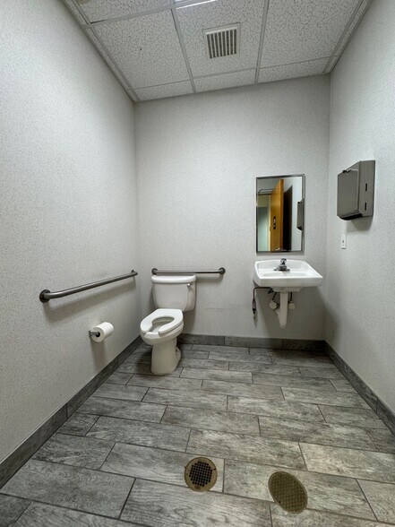 More Photos Of 6325 Cochran Rd, Solon Office For Sale