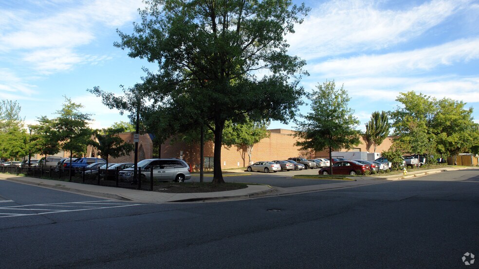 More Photos Of 1400 Duke St, Alexandria General Retail For Lease