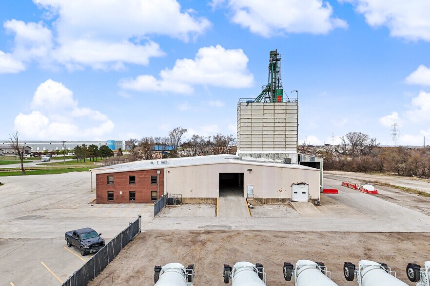 More Photos Of 1101 SE 37th St, Grimes Distribution For Lease
