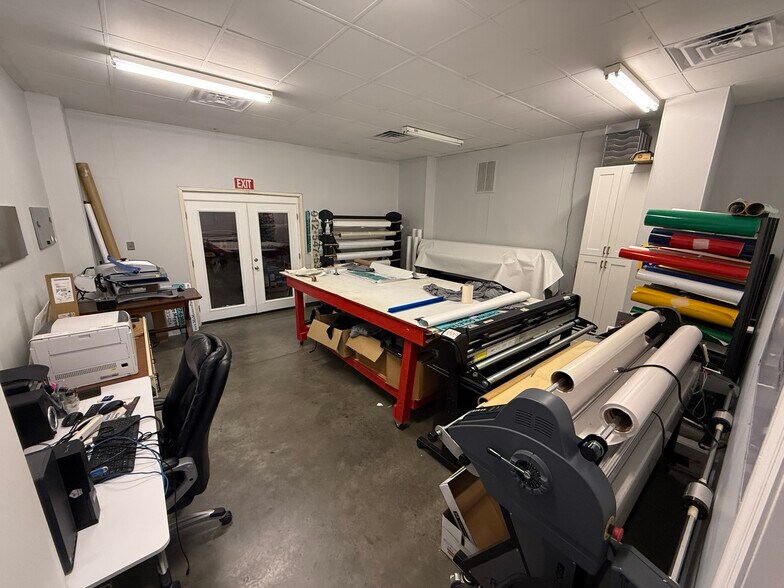 More Photos Of 8115 Waters Ave, Savannah Showroom For Sale