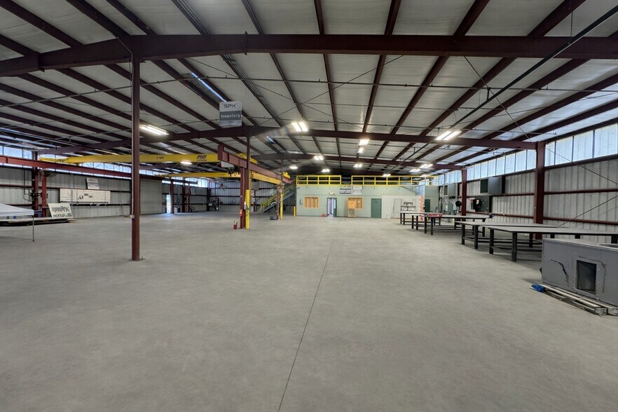 More Photos Of 399 Prairie Industrial Pky, Mulberry Warehouse For Lease