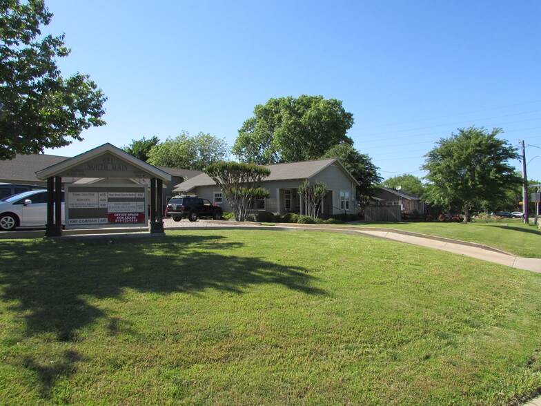 More Photos Of 621 N Main St, Grapevine Office For Sale