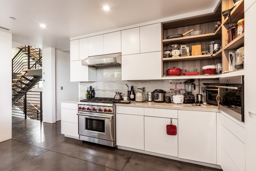 More Photos Of 2478 Penmar Ave, Venice Dormitory For Sale