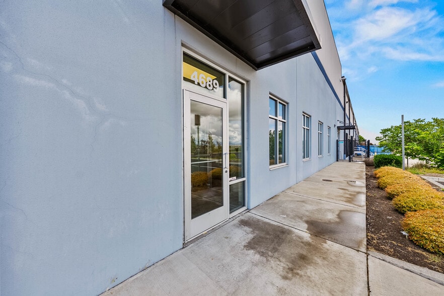 More Photos Of 4689 Industry Dr, Medford Distribution For Lease