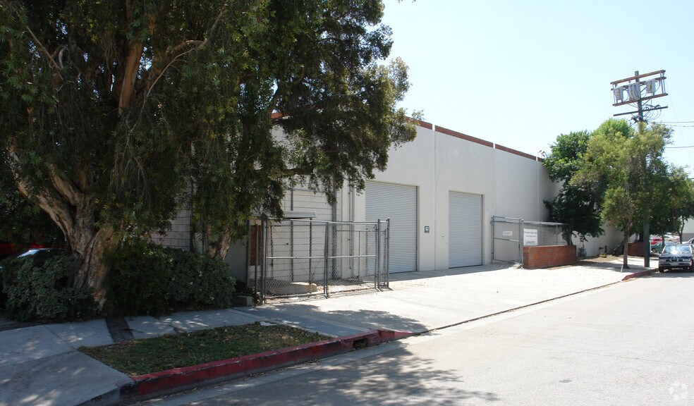 More Photos Of 16641 Roscoe Pl, North Hills Warehouse For Lease