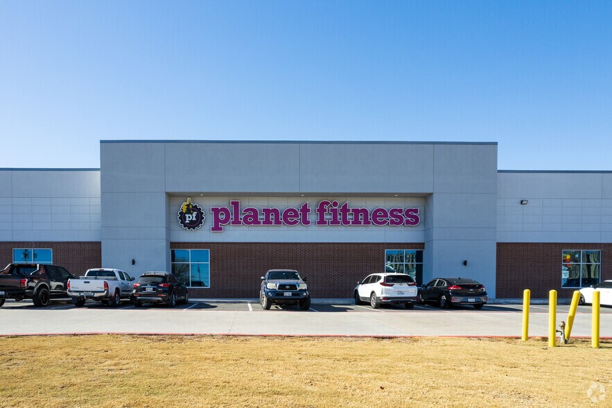 More Photos Of 608 S Saginaw Blvd, Saginaw Freestanding For Sale