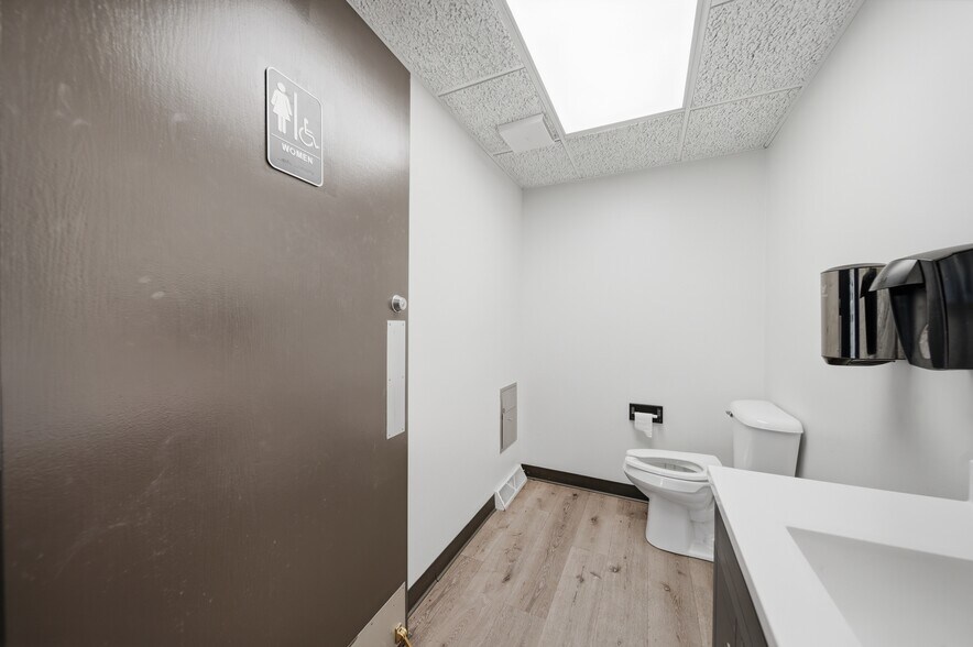 More Photos Of 1010 S 7th St, Rochelle Flex For Sale