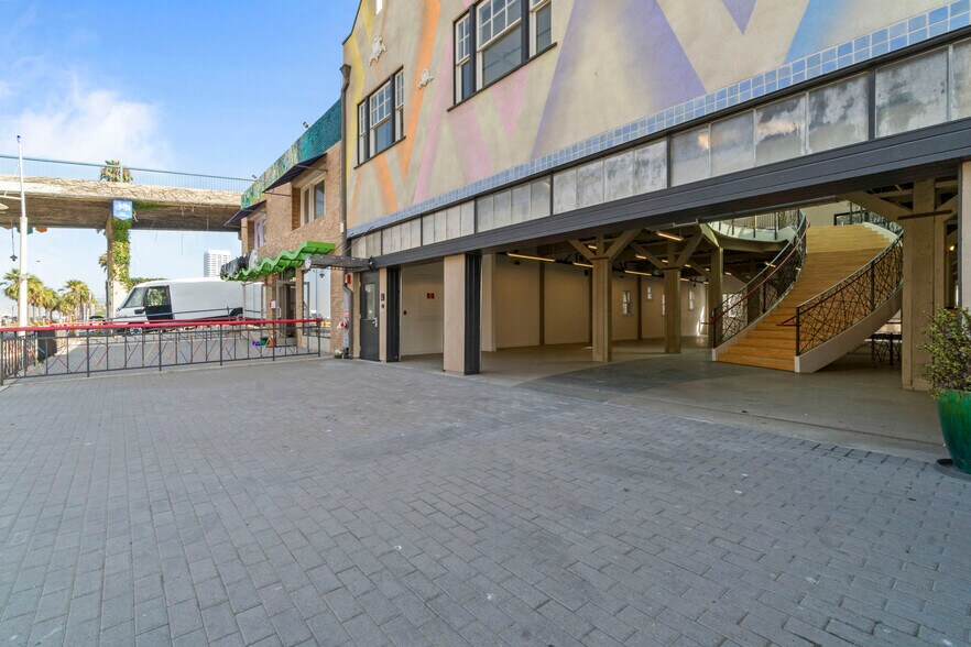 More Photos Of 1605 Ocean Front Walk, Santa Monica Storefront For Lease