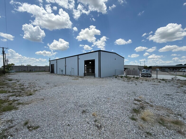 More Photos Of 142 Boyd Business Pky, Boyd Flex For Lease