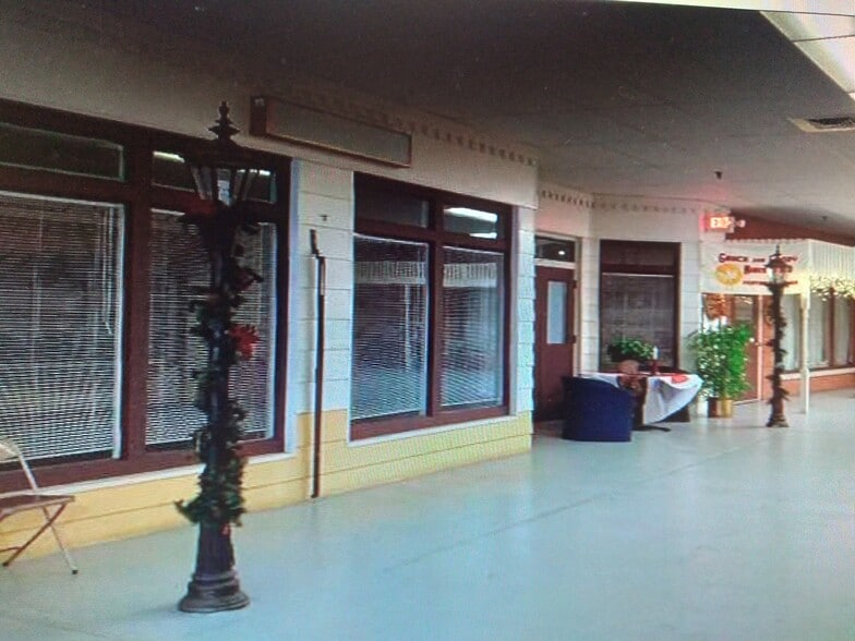 More Photos Of 2711 Sheridan Rd, Zion General Retail For Sale