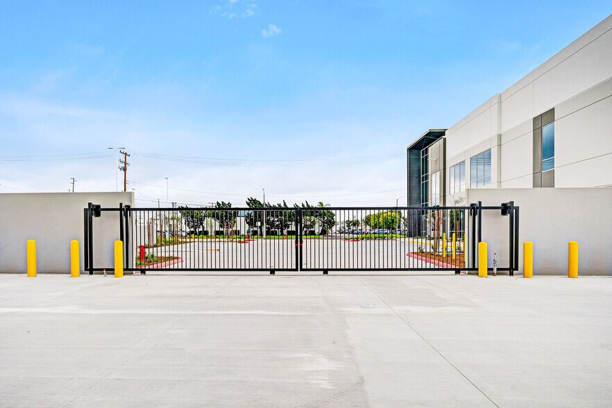 More Photos Of 3071 E Coronado St, Anaheim Warehouse For Lease
