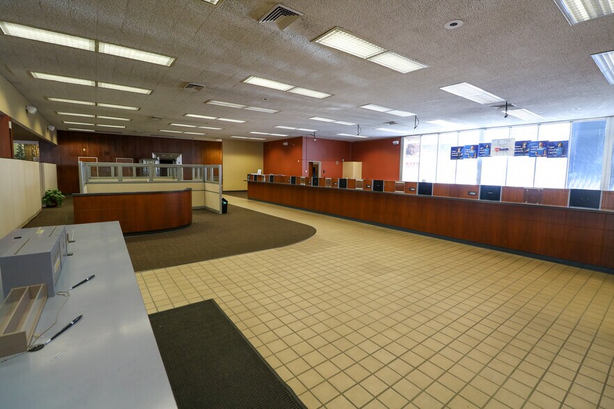 More Photos Of 619 SE Main St, Roseburg Bank For Sale
