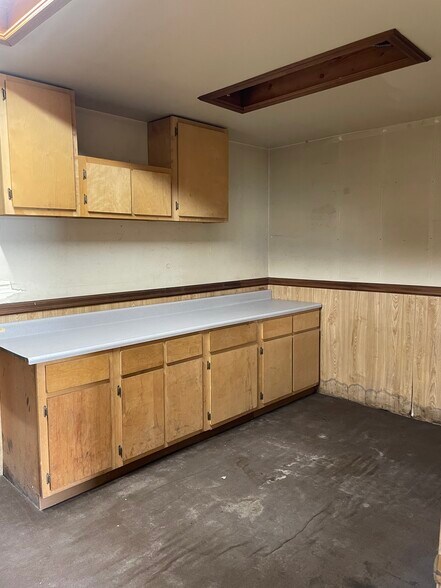 More Photos Of 125 E 6th St, Beaumont Auto Repair For Sale