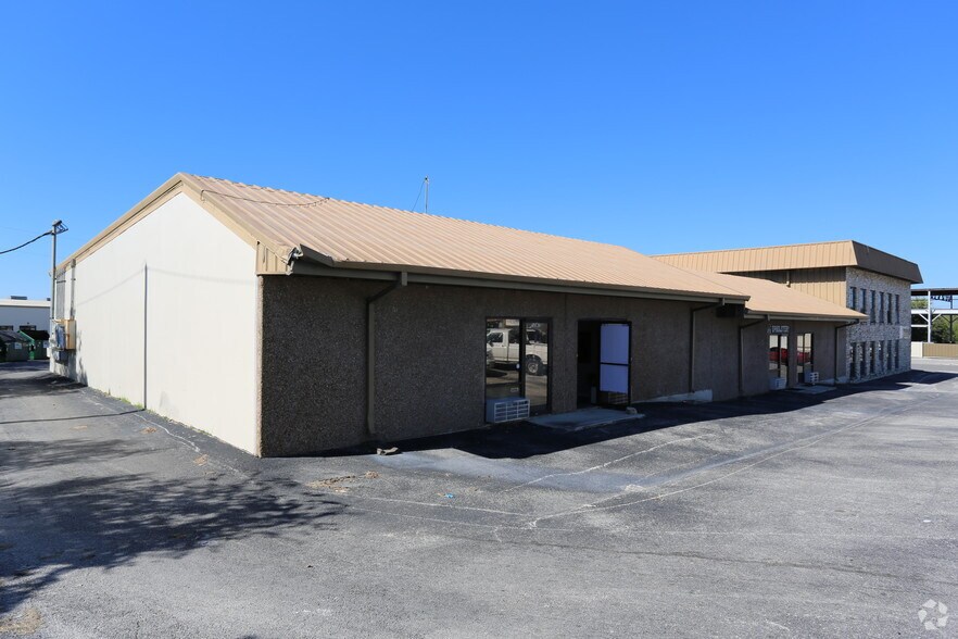 More Photos Of 7126 Eckhert Rd, San Antonio Light Manufacturing For Lease