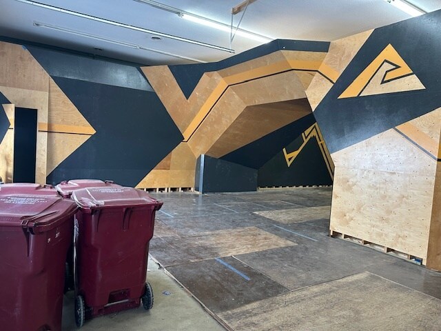 More Photos Of 525 W Market St, Johnson City Flex For Lease