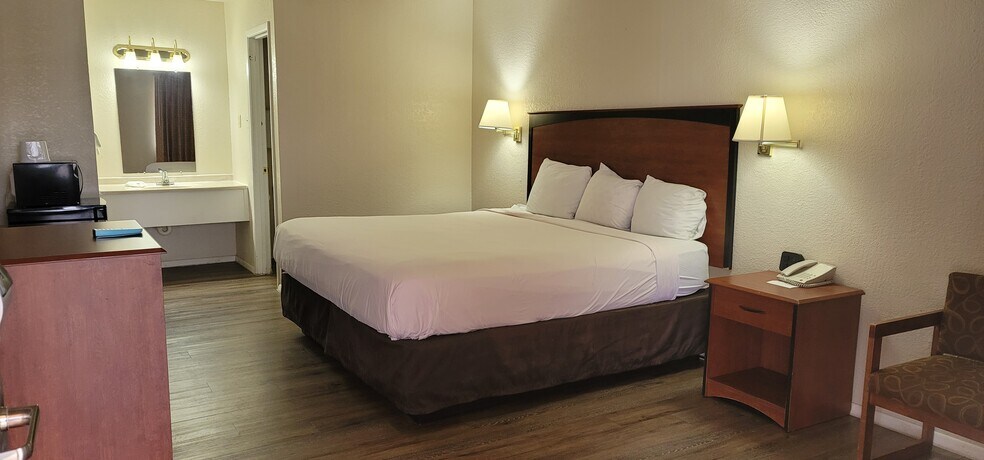 More Photos Of 1006 E 12th St, Shamrock Hotel For Sale