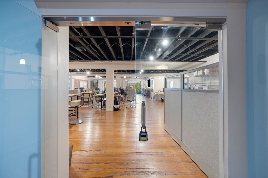More Photos Of 1962 Main St, Sarasota Office For Sale