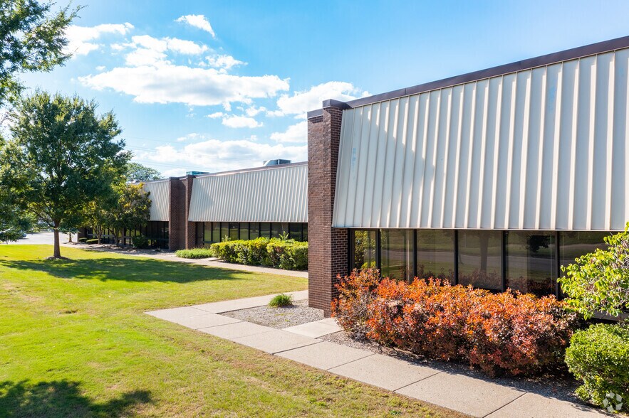 More Photos Of 15300 Rotunda Dr, Dearborn Warehouse For Lease