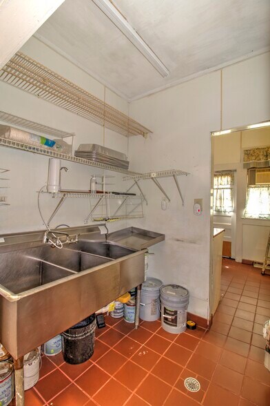 More Photos Of 944 E Silver Springs Blvd, Ocala Office For Sale