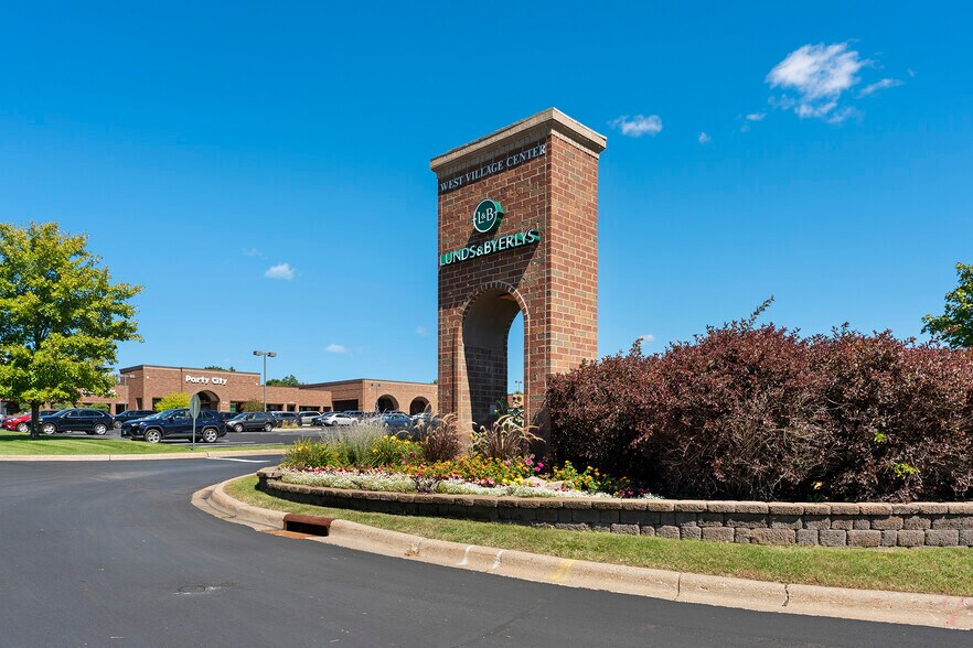 More Photos Of 800-860 W 78th St, Chanhassen General Retail For Lease