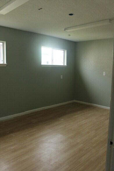 More Photos Of 620 Brazosport Blvd N, Clute Flex For Lease