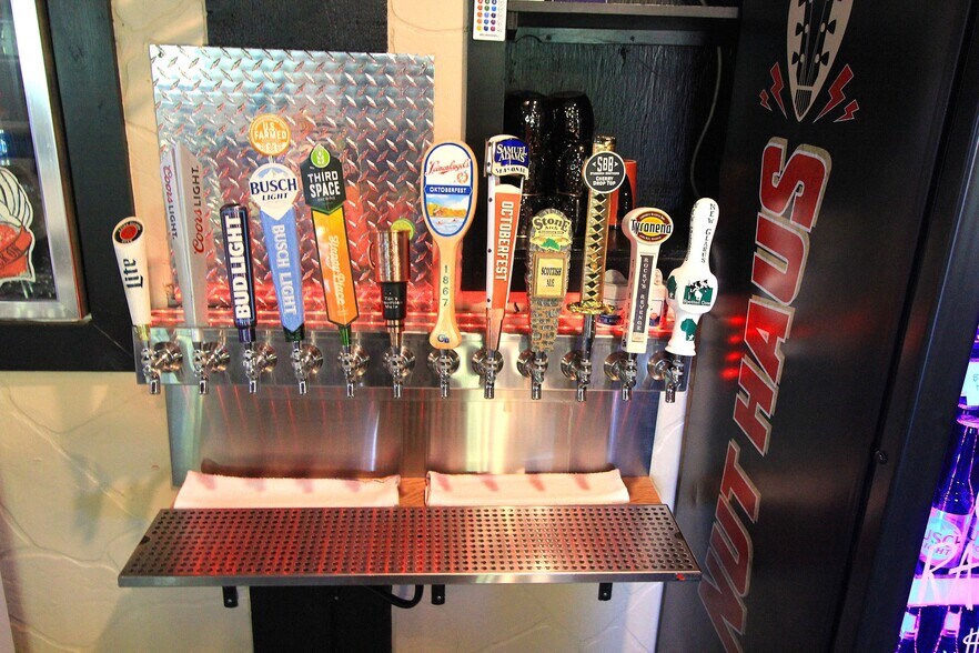 More Photos Of W3239 Dundas Rd, Kaukauna Bar For Sale