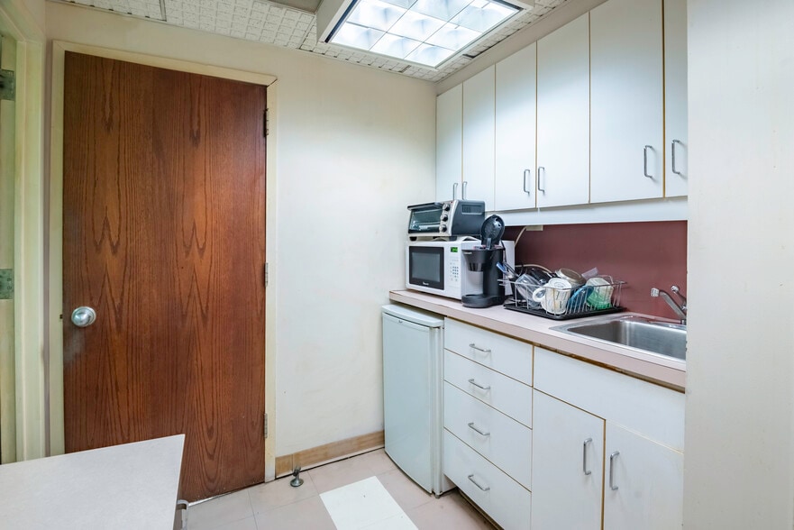 More Photos Of 9418 59th Ave, Elmhurst Office For Sale