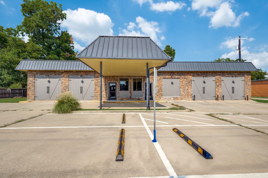 More Photos Of 400 S Elm St, Denton Auto Repair For Lease
