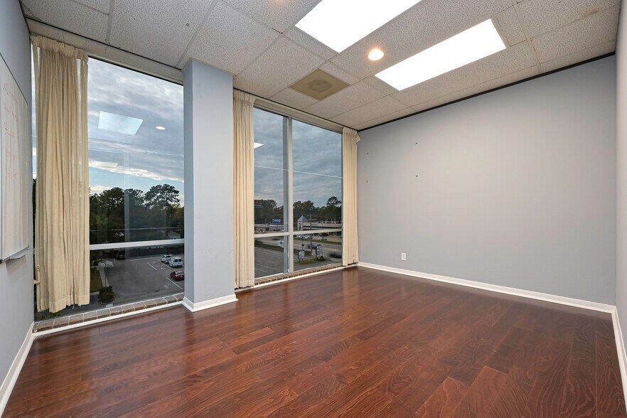 More Photos Of 5625 Cypress Creek Pky, Houston Office For Sale