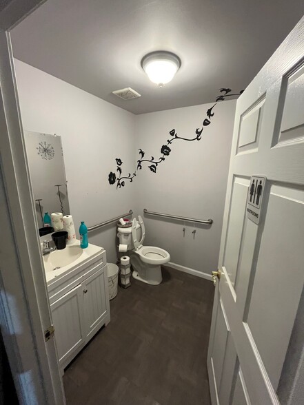 More Photos Of 2505-2521 Whitehall Ave, Anderson Flex For Lease