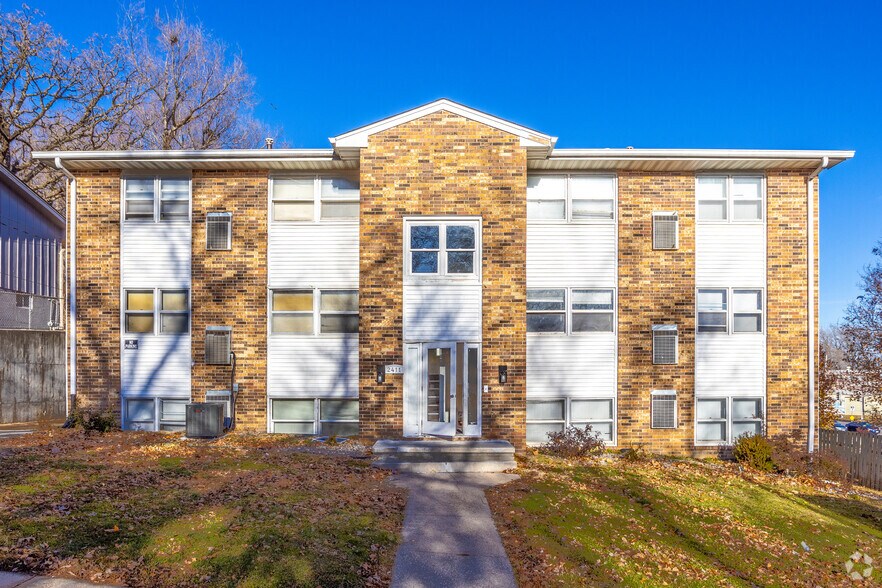 Primary Photo Of 2411 Welbeck Rd, Des Moines Apartments For Sale