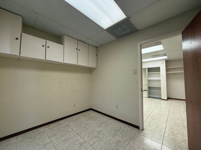More Photos Of 6910 Bellaire Blvd, Houston Office Residential For Lease
