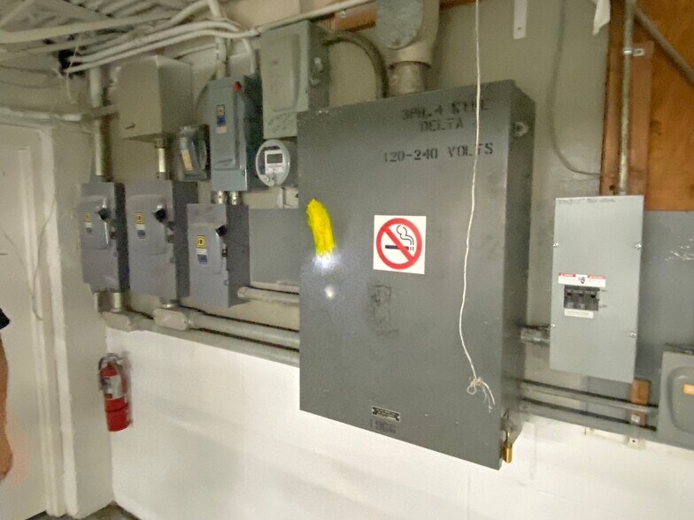 More Photos Of 1400 St Paul St, Rochester Showroom For Lease