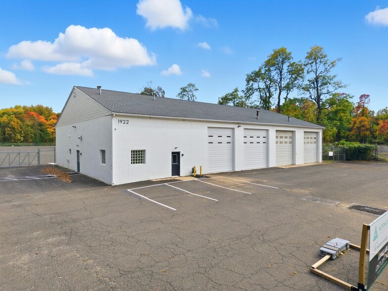 More Photos Of 1922 River Rd, Burlington Contractor Storage Yard For Lease