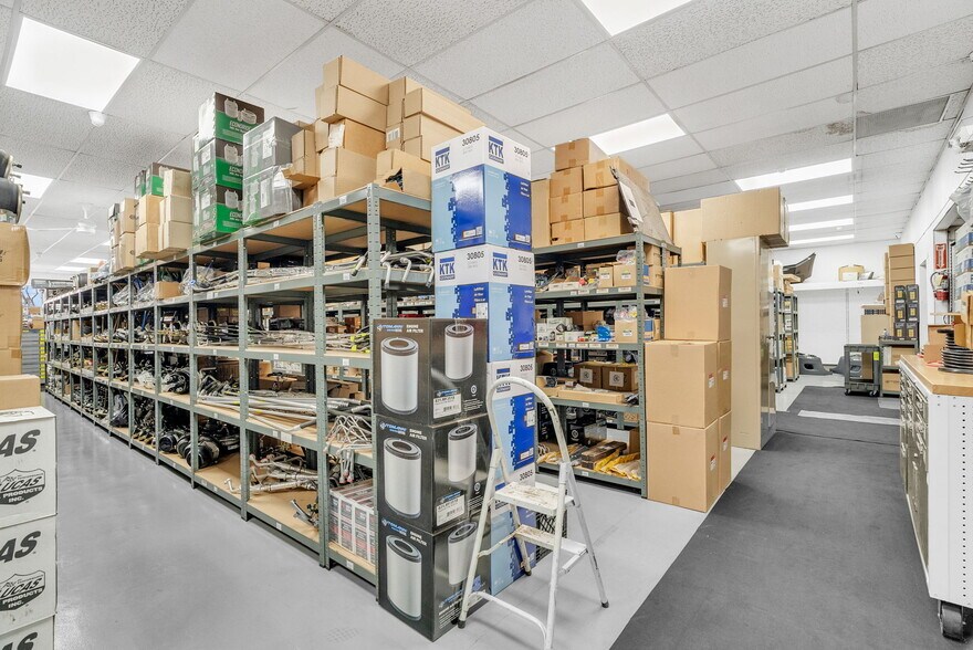 More Photos Of 1475 S Newburgh Rd, Westland Light Distribution For Sale