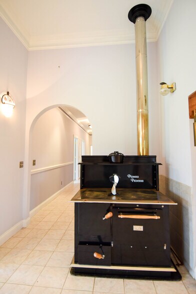 More Photos Of 1201 Old Hopewell Rd, Castalian Springs Showroom For Sale