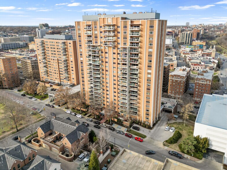 More Photos Of 121 W 48th St, Kansas City Apartments For Lease